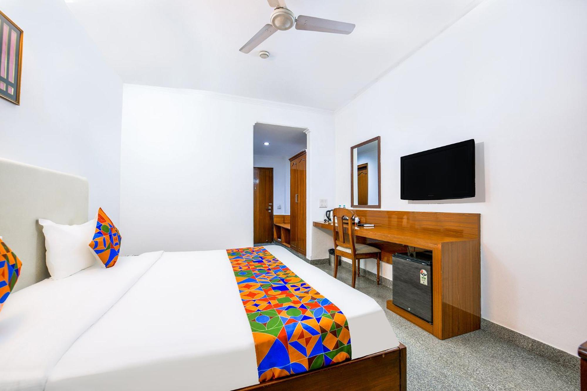 Hotel Exotica Leisure Valley Gurgaon Exterior foto