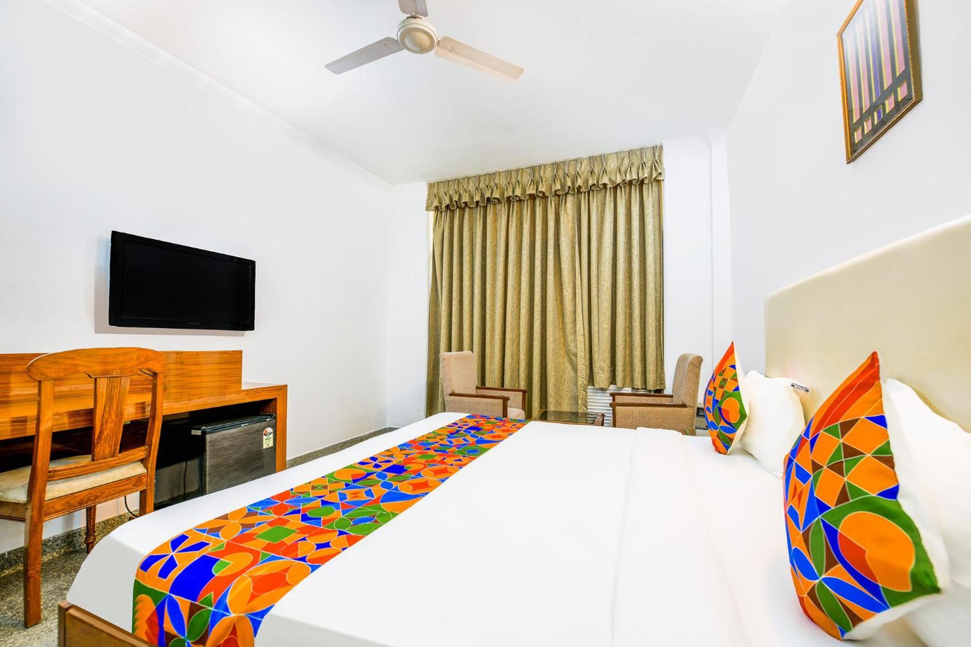 Hotel Exotica Leisure Valley Gurgaon Exterior foto